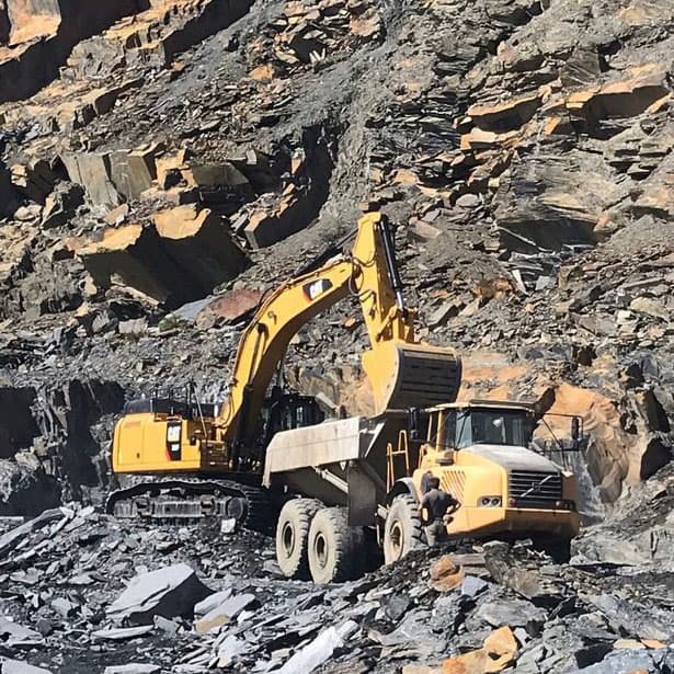 Excavadora de Aperta Invest trabajando en una cantera cerca de Cedeira