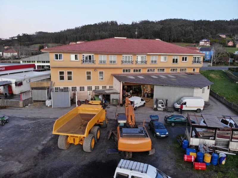 Flota de maquinaria pesada de Aperta Invest en sus instalaciones de Cedeira