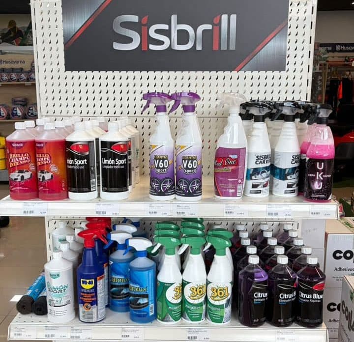 Expositor de productos Sisbrill para el cuidado del vehículo en Ferretería Luciano de Cedeira