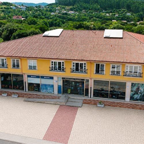 Fachada del edificio de Ferretería Luciano, ferretería en Cedeira (A Coruña)