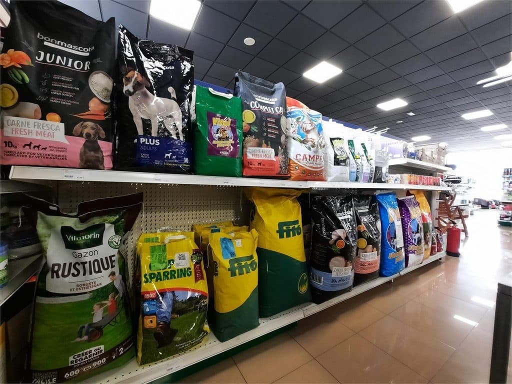 Sección de piensos y productos para campo y mascotas en Ferretería Luciano de Cedeira