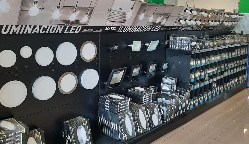 Sección de iluminación LED y material eléctrico en Ferretería Luciano de Cedeira