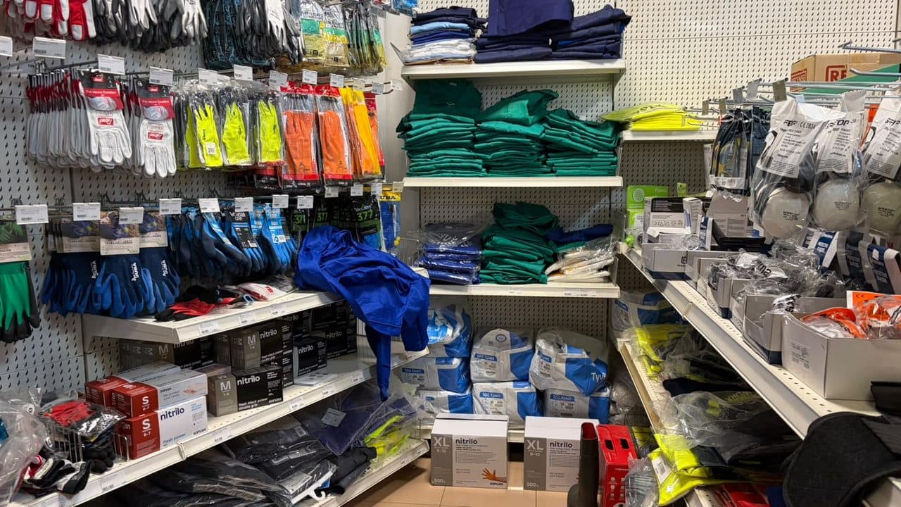 Guantes, buzos y mascarillas de la sección de equipos de protección individual de Ferretería Luciano en Cedeira