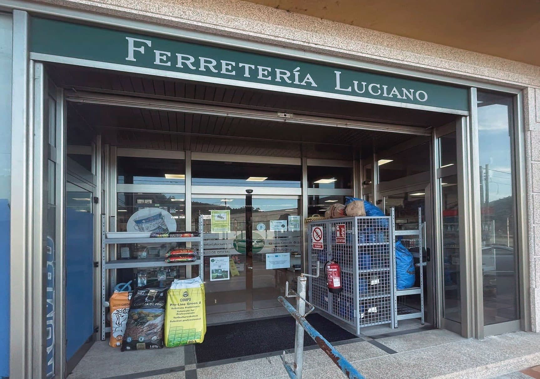 Fachada de Ferretería Luciano, ferretería en Cedeira (A Coruña)