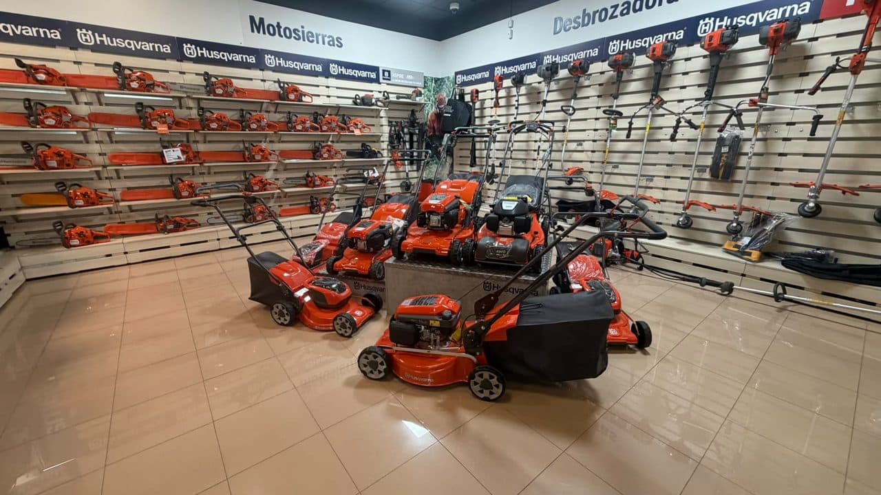 Cortacéspedes, motosierras y desbrozadoras Husqvarna de la sección de jardinería de Ferretería Luciano en Cedeira