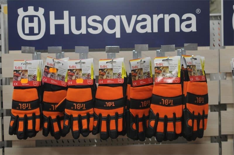 Expositor de marcas de referencia como Husqvarna en Ferretería Luciano de Cedeira