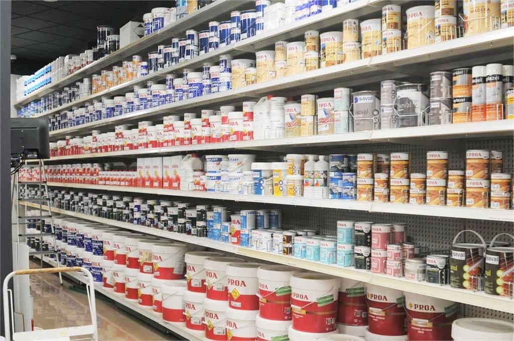 Estanterías con botes de pintura de la sección de pinturas de Ferretería Luciano en Cedeira