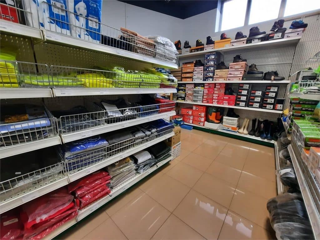 Pasillos de Ferretería Luciano con el catálogo de productos de ferretería en Cedeira