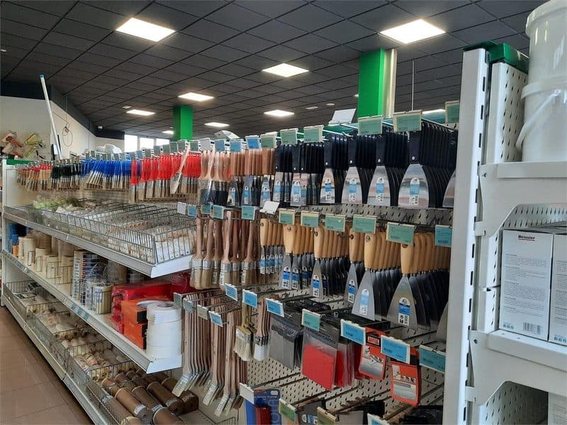 Estanterías con gran variedad de productos de ferretería en Cedeira