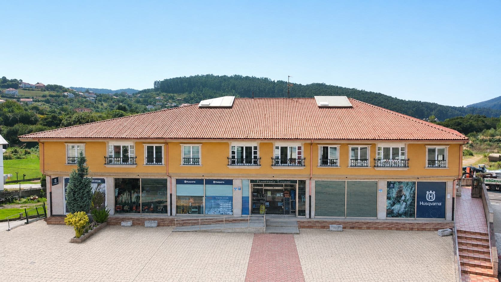 Fachada de las instalaciones de Grupo Luciano en Cedeira (A Coruña)