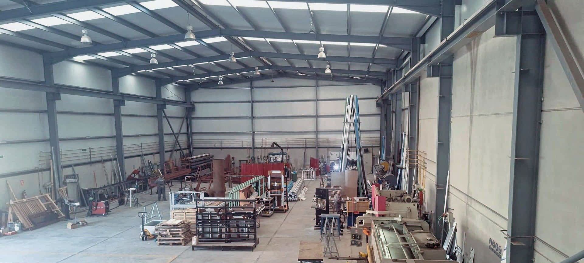 Naves industriales del Grupo Luciano con maquinaria y estructuras metálicas en Cedeira