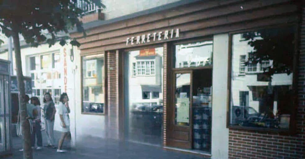 Primer establecimiento de ferretería del Grupo Luciano en Cedeira en 1983