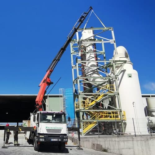Montaje con grúa en una planta industrial atendida por LCN Mantenimiento Industrial en Cedeira
