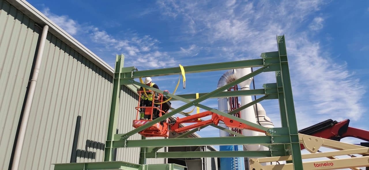 Operario de LCN Mantenimiento Industrial trabajando en altura sobre una estructura metálica en Cedeira