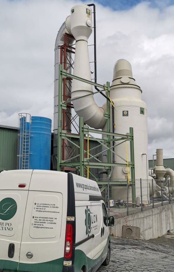 Furgoneta de LCN Mantenimiento Industrial junto a una instalación industrial con estructura metálica en Cedeira