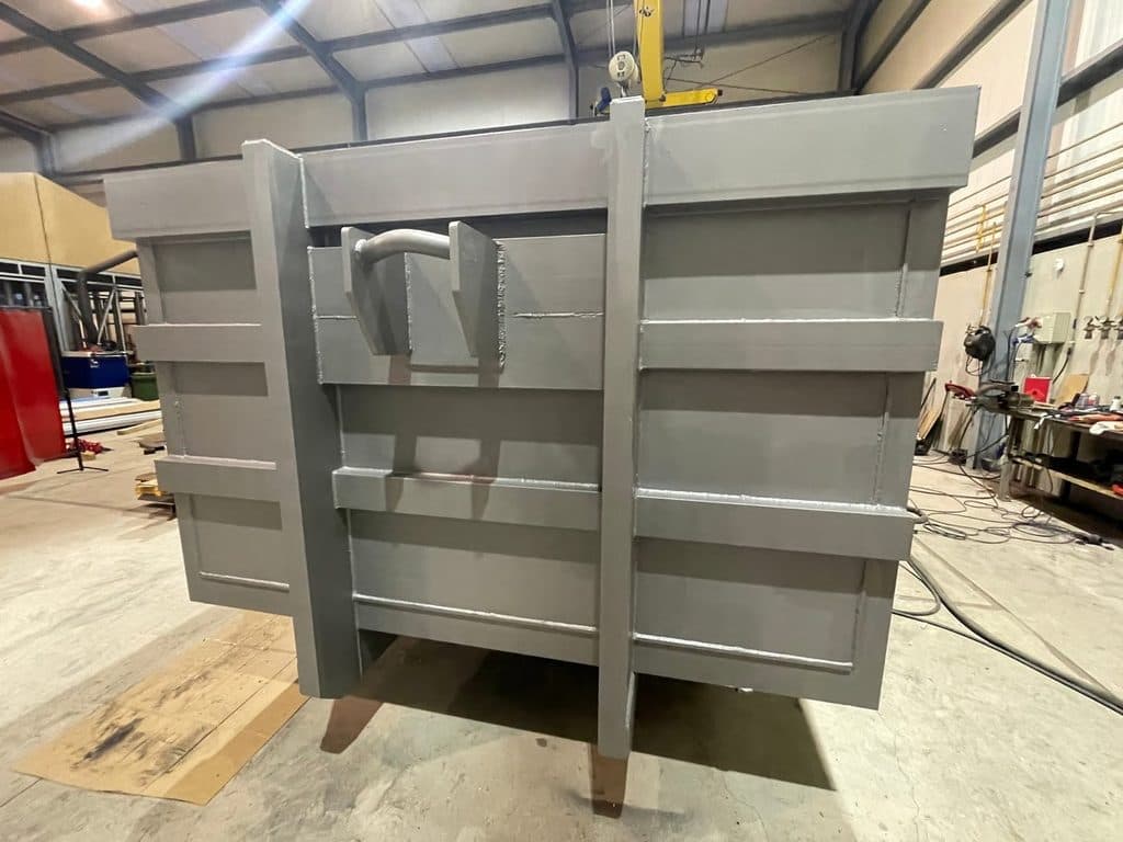 Caja metálica fabricada a medida en el taller de Talleres Metálicos Luciano en Narón